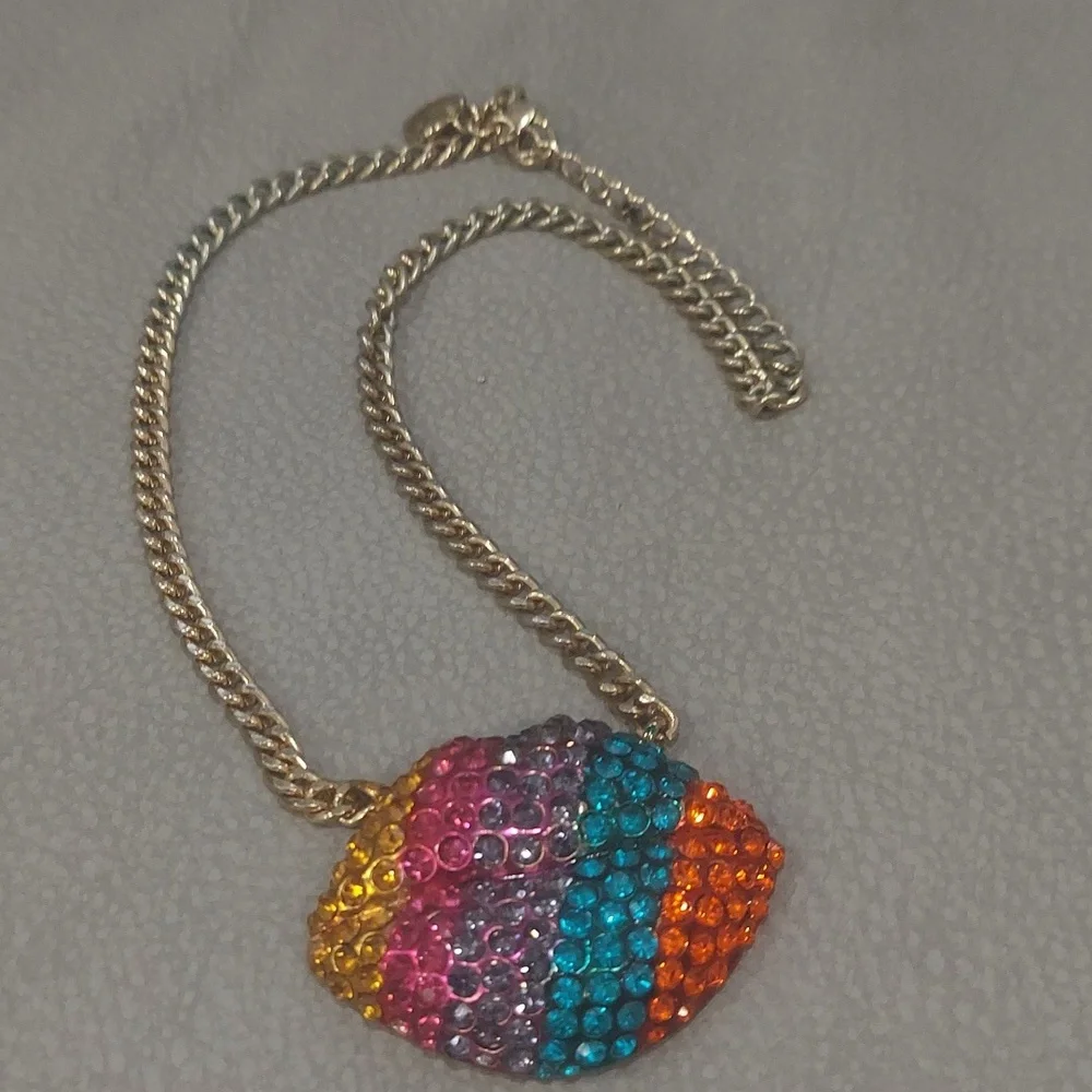 Betsey Johnson RAINBOW LIPS NECKLACE - Picture 2 of 8